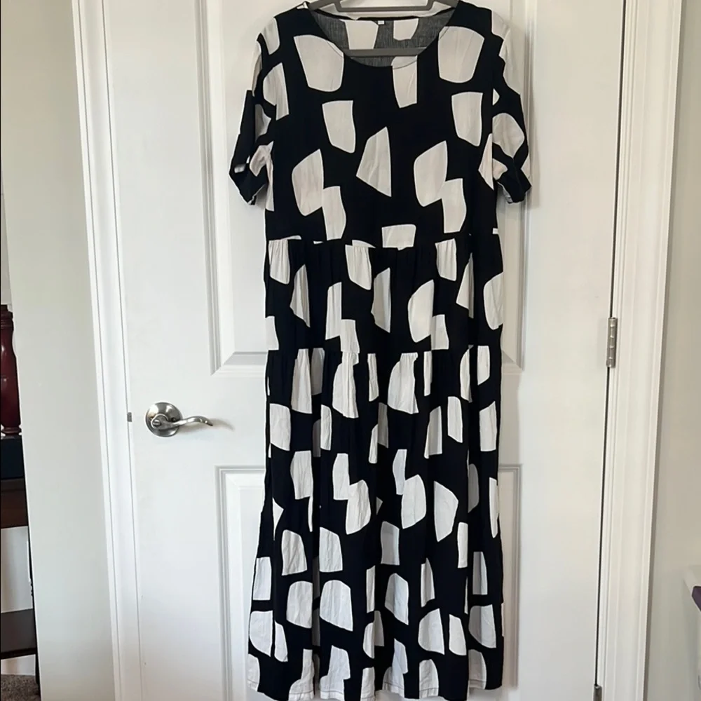 Casual Black and White Maxi Sundress with Crew Neck - Picture 1 of 5